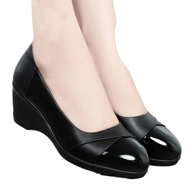 Ladies Soft Leather Shoes Mom Shoes Slip-On round Toe Flat Heel Spring Autumn Anti-Slip Comfortable Mid-Aged And Elderly Women's - Image 3